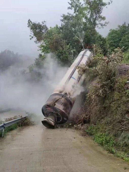 火箭残骸被拍下坠落在村庄附近